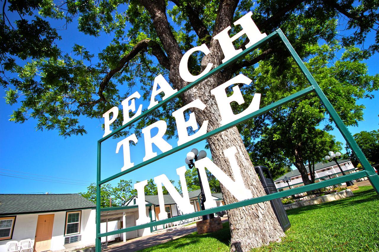 Peach Tree Inn & Suites เฟรเดอริกส์เบิร์ก ภายนอก รูปภาพ